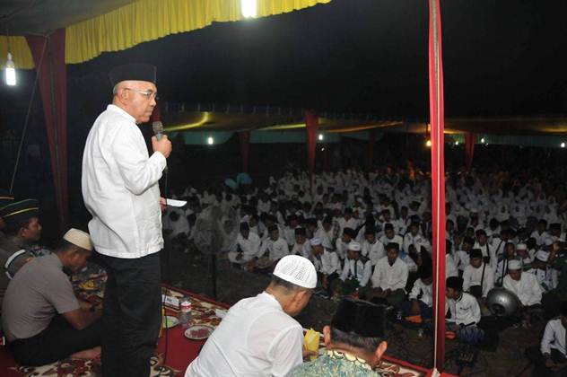 Gubri H Arsyadjuliandi Rachman menghadiri Tabligh Akbar dalam rangka memperingati Hari Santi Nasional di Desa Rejosari, Kecamatan Rangsang Barat Kabupaten Kepulauan Meranti, Sabtu (21/10/2017) malam. HPR <br>